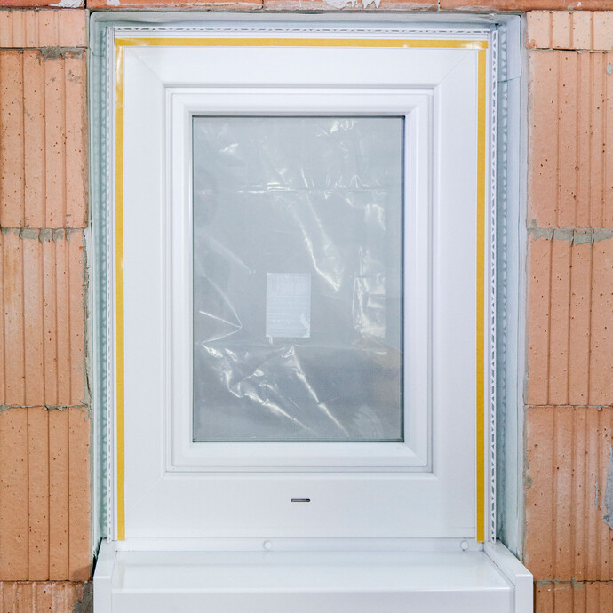 Baguette de crépissage collée sur la fenêtre pour le crépissage ultérieur.