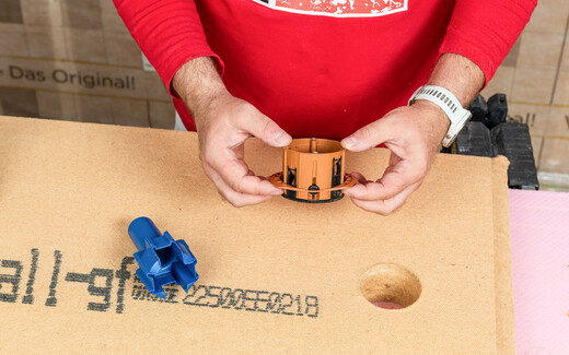 Der Montagerahmen wird auf die Installationsdose von Kaiser aufgesteckt. Der Montagerahmen liegt später eben auf der Dämmplatte auf. Baumit Anleitung zum Elektroleitungen in der Innendämmung mit Holztragkonstruktion fachgerecht einbauen.