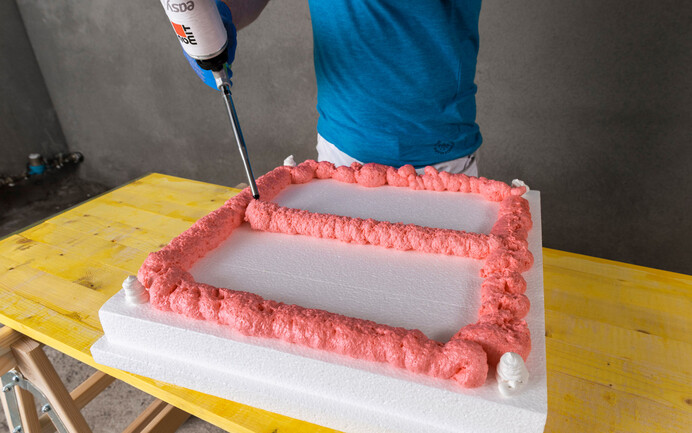 Appliquer la mousse adhésive easytop sur le panneau isolant EPS.