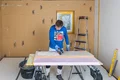 Du mortier-colle est appliqué sur la cale de raccordement.