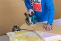 La cale de raccordement est découpée à l'aide d'une scie.