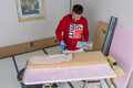 Du mortier-colle est appliqué sur le panneau isolant en fibres de bois Thermoroom.