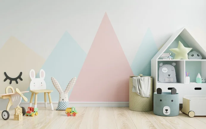 Une décoration murale vivante avec du bleu pastel, du rose et du jaune