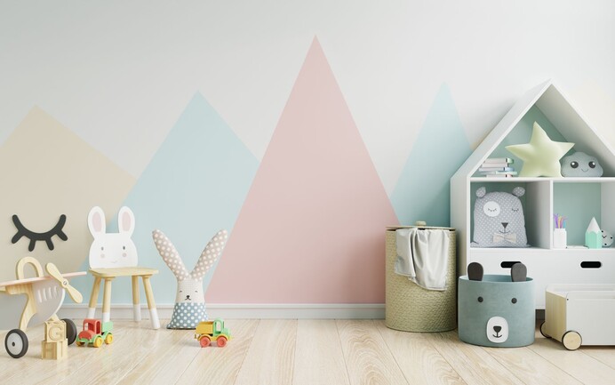 Une décoration murale vivante avec du bleu pastel, du rose et du jaune