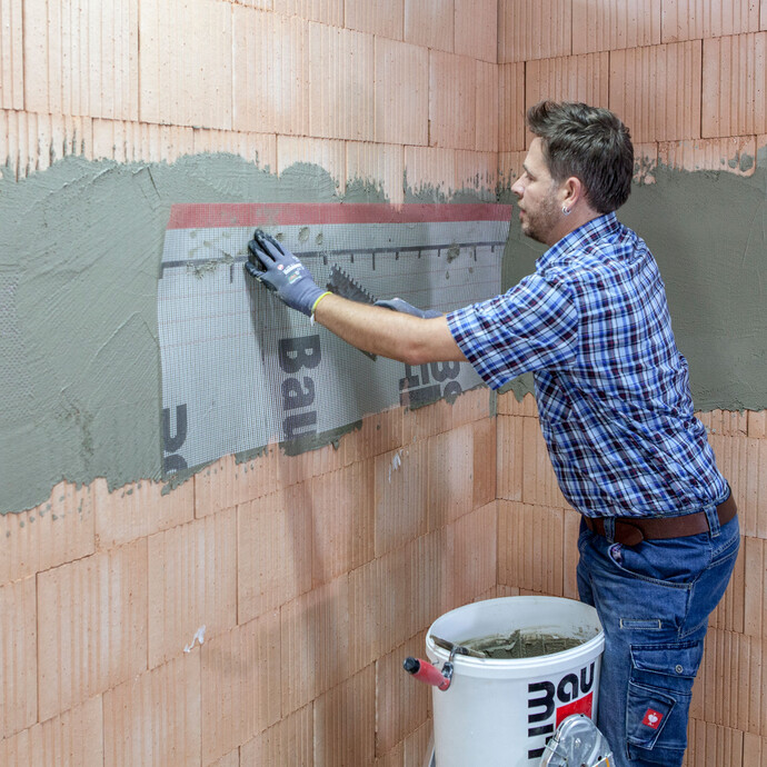 Das Armierungsgewebe wird in den frischen Putz auf den XPS Hartschaumplatten eingelegt.