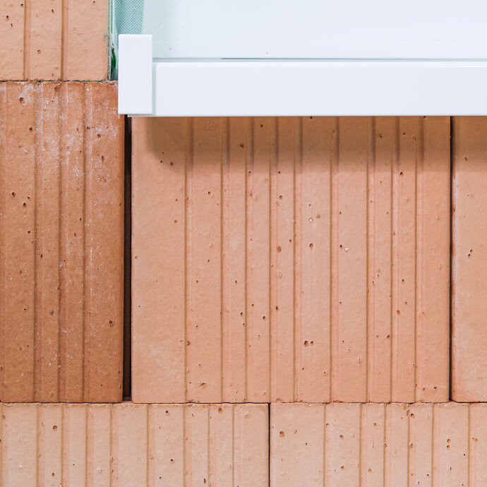 Trous, cassures et fentes dans la maçonnerie de plus de 5 mm. Une découpe d'un appui de fenêtre encastré est reconnaissable.