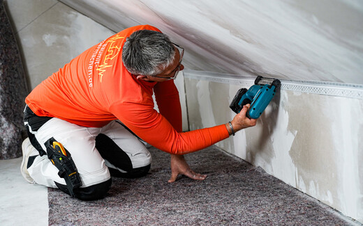 Das Bewegungsfugenprofil wird zwischen Dachschräge und Drempel befestigt.