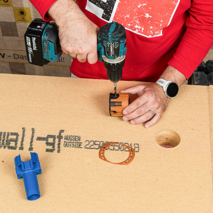 Es wird ein Loch in die Geräte-Installationsdose gebohrt. So kann später das Kabel durchgeführt werden. Baumit Anleitung für Heimwerker.