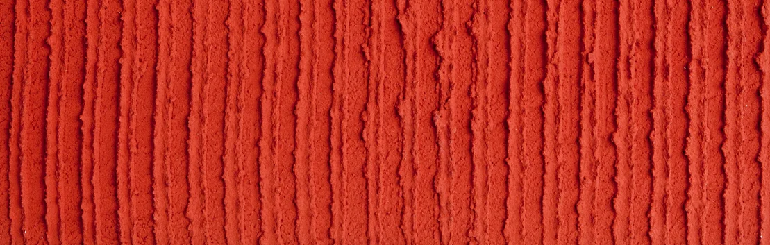 Surface d&rsquo;enduit rouge structur&eacute;e, id&eacute;ale pour des am&eacute;nagements muraux cr&eacute;atifs en int&eacute;rieur comme en ext&eacute;rieur.