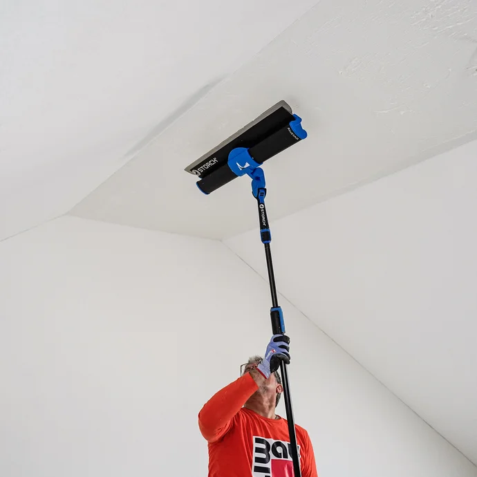 Le plafond est lissé à l'aide d'un manche télescopique sur le Flexogrip.