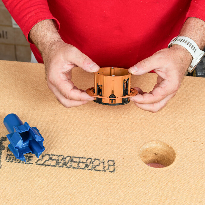 Der Montagerahmen wird auf die Installationsdose von Kaiser aufgesteckt. Der Montagerahmen liegt später eben auf der Dämmplatte auf.