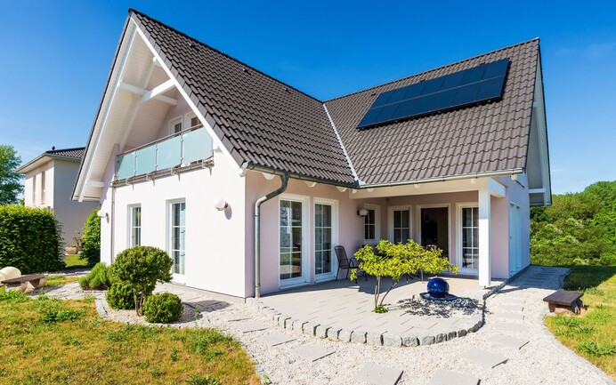 Maison individuelle à la façade rose pastel