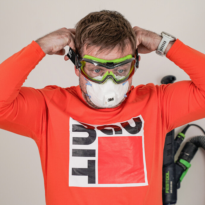 Lors du ponçage, le bricoleur se protège avec un masque respiratoire et des lunettes de protection fermées.