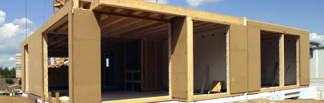 Construction d&rsquo;une maison &agrave; ossature bois en gros &oelig;uvre avec des mat&eacute;riaux isolants apparents, destin&eacute;e &agrave; des projets de construction durables.