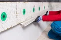 Das Thermotop Einsteckprofl Evo wird am Sockel befestigt.