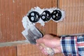 Einfaches Verspachteln von Dosenlöchern in der Wand mit Baumit Füllspachtel für eine glatte Oberfläche.