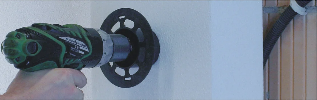 Perceuse utilis&eacute;e pour l'installation d'une prise &eacute;lectrique dans un mur, guide de bricolage destin&eacute; aux amateurs.