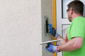 Heimwerker verputzt und strukturiert die Laibung mit dem Münchner Rauputz.