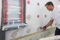 Klebespachtel Allround wird auf die Baumit Klebeanker aufgebracht.