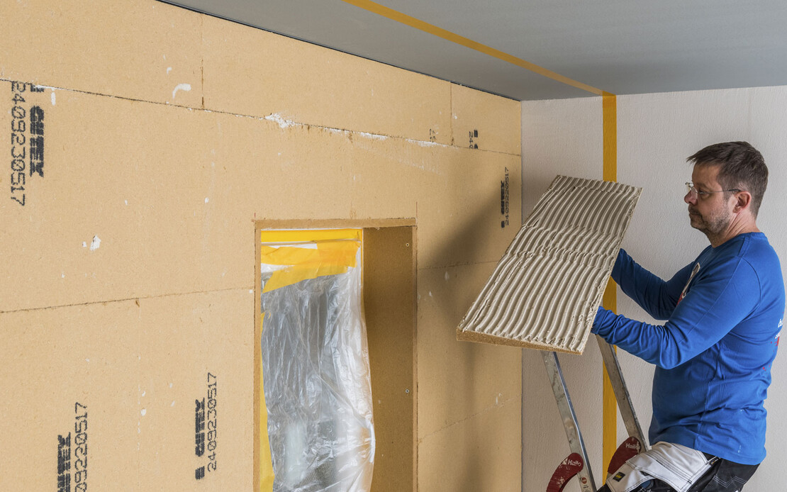 Der Anschlusskeil aus Holzfaser wird im Innend&auml;mmsystem von Baumit an die Decke geklebt.