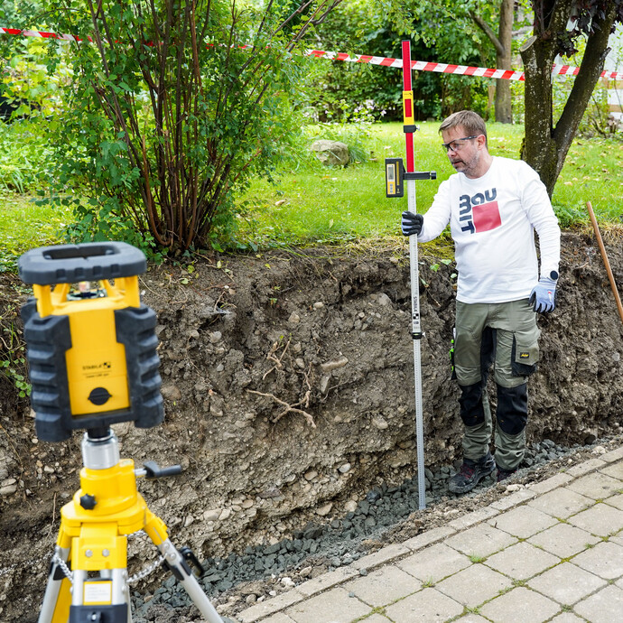 Prüfe die Höhe der Frostschutzschicht mit einem Rotationslaser und Receiver. Hier wird der Laser und der Receiver von STABILA verwendet.