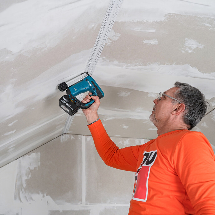 Das Profil wird nun auch gegen die zweite Trockenbaufläche getackert.