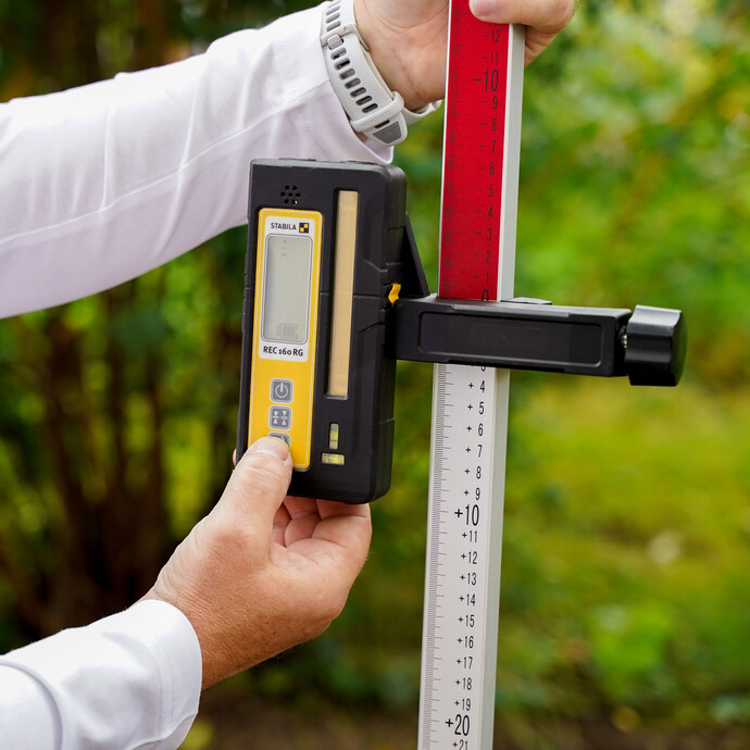 Baulaser mit Receiver (STABILA REC 160 RG) nutzen – präzise Höhenmessung für eine gleichmäßige Baugrubentiefe.