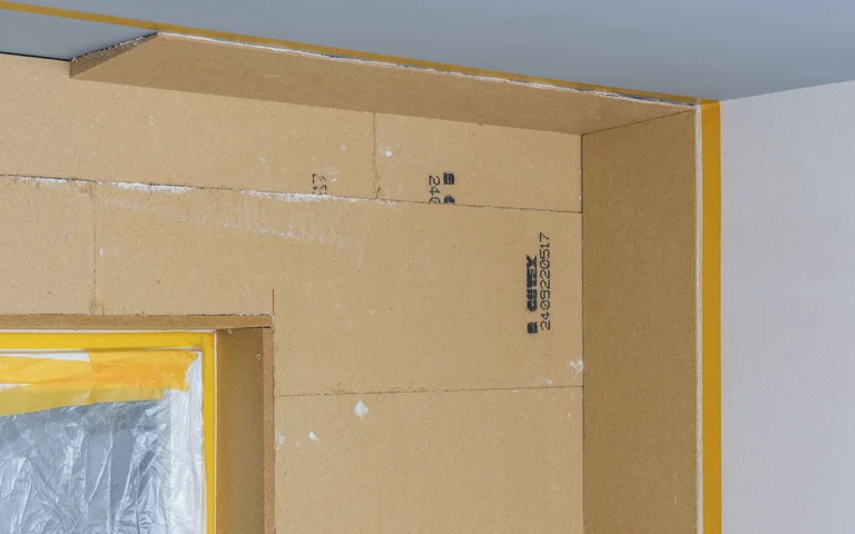 Pose de cloisons sèches avec des plaques Fermacell sur les murs et les plafonds, idéale pour l’aménagement intérieur et les projets de rénovation dans le domaine du bricolage.