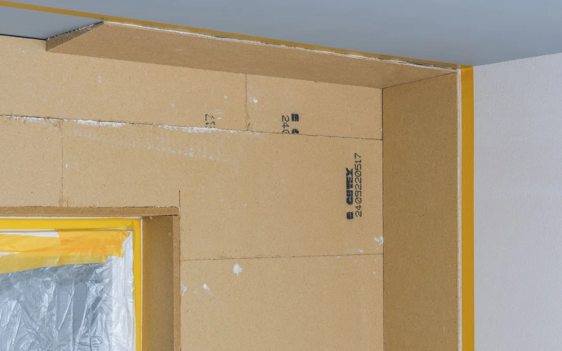 Trockenbauwand in Bauphase mit montierten Gipsplatten, bereit zur weiteren Bearbeitung und Verputzen.
