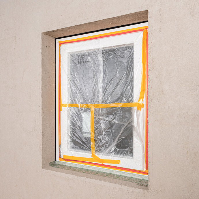 Abgeklebtes Fenster mit Folie und Klebeband zum Schutz vor Schmutz, Kratzer oder Beschädigungen während der Montage der Innendämmung. Baumit Selbermachen DIY Anleitung.