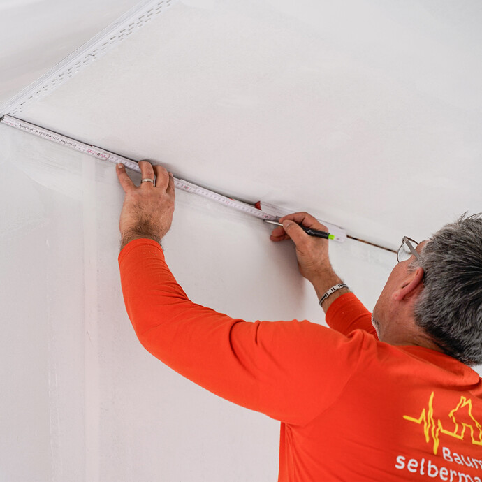 Benötigte länge des Anschlussprofils wird gemessen.