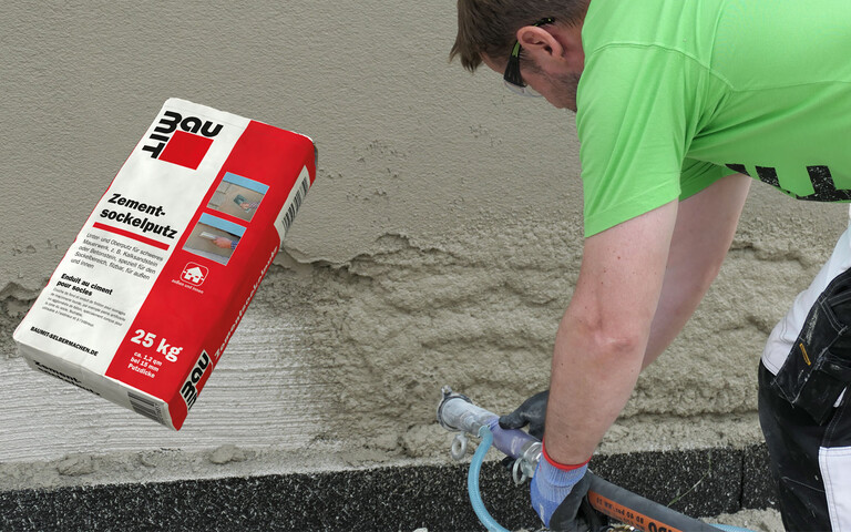 Le socle est enduit d'un enduit pour socle en ciment à l'aide d'une machine à enduire. L'image de l'enduit pour socle en ciment en sac rouge est représentée à gauche.
