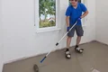 Die Ausgleichsmasse wird mit einer Stachelwalze entlüftet.