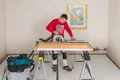 Die Holzfaser-Dämmplatte Thermoroom wird zugeschnitten.