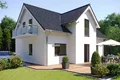 Das moderne Haus mit Garten ist mit dem Baumit Silikatputz verputzt.