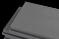 Pile de panneaux isolants gris pour une isolation thermique efficace dans le cadre de projets de rénovation.