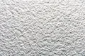 Véritable enduit gratté d'une granulométrie de 3 mm comme enduit structuré pour le crépissage des murs à l'intérieur et à l'extérieur.
