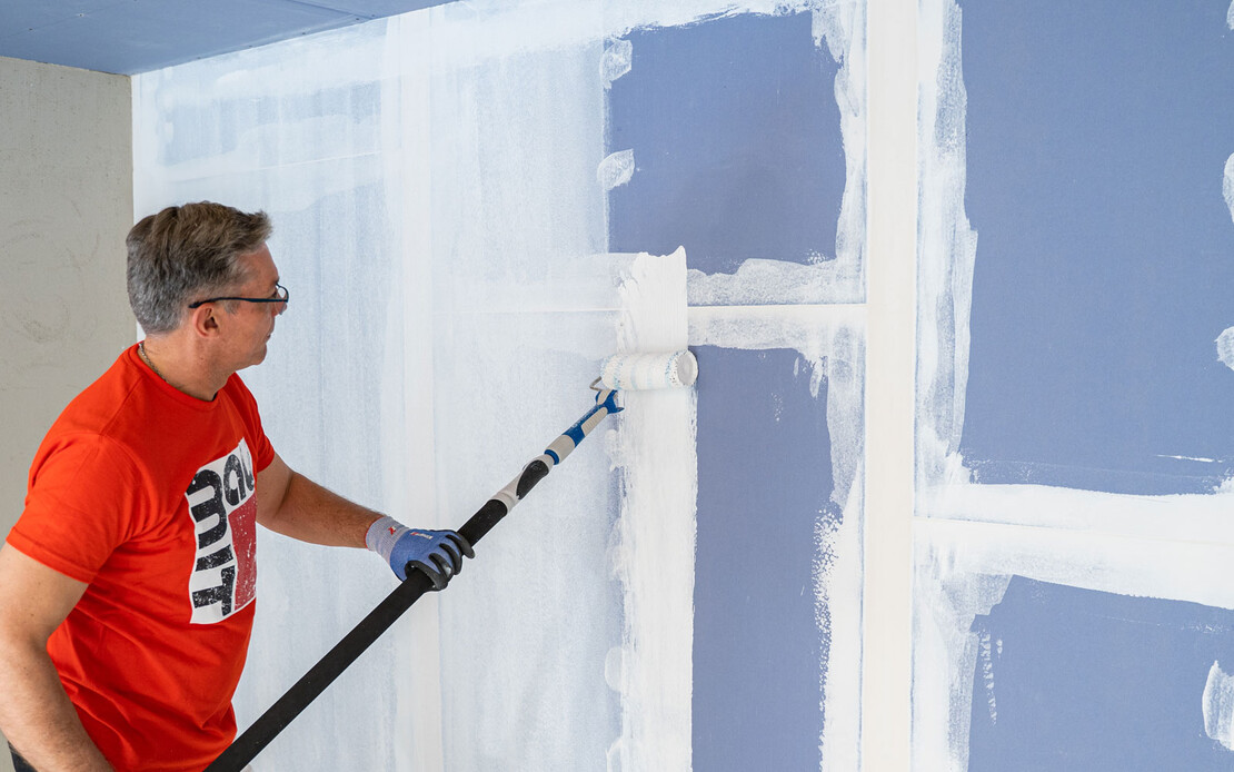 L'apprêt isolant Baumit s'applique à l'aide d'un rouleau à peinture.