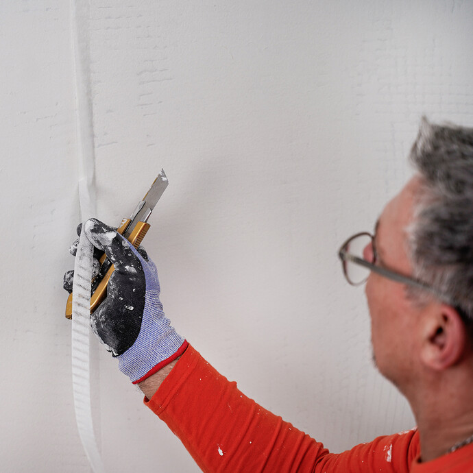 Der obere Streifen des Doppelnahtschnitts wird entfernt.