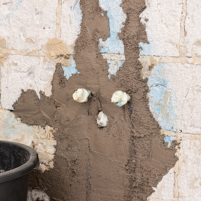 Laisser sécher le mortier de fente et de remplissage après avoir rebouché les trous profonds.