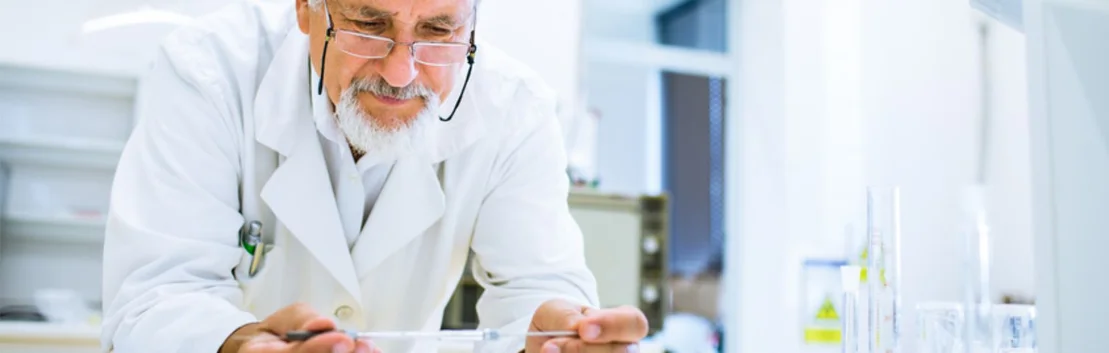 Un technicien de laboratoire examine la qualit&eacute; et la durabilit&eacute; des mat&eacute;riaux de construction Baumit dans un environnement de laboratoire moderne.