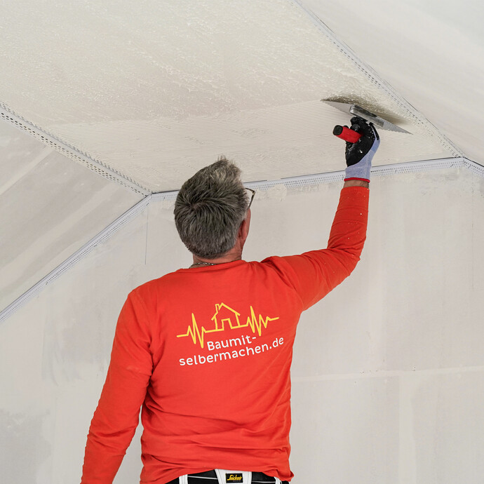 Le mastic frais doit être passé à la truelle dentée.