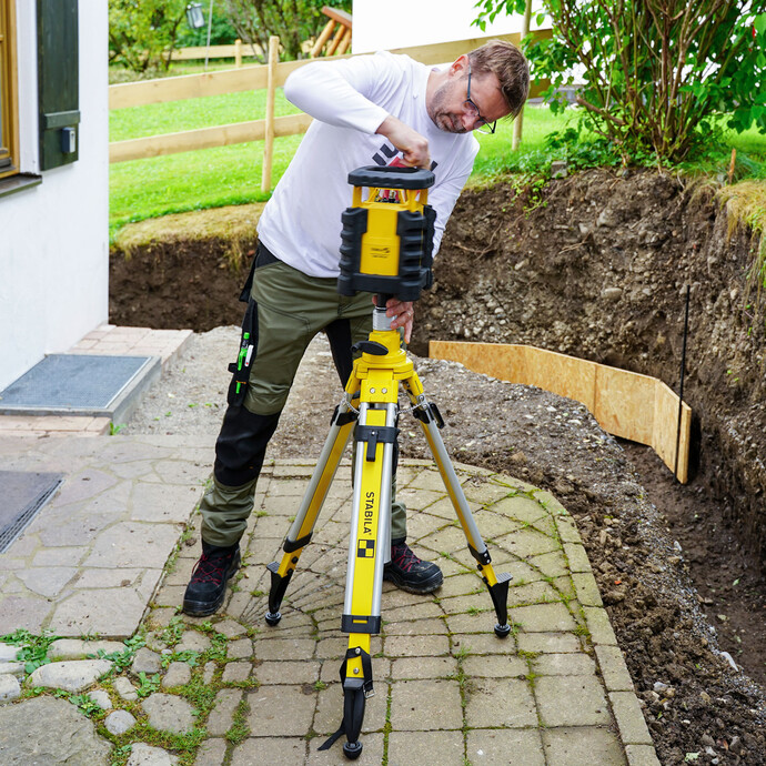 Baugrubentiefe mit STABILA Rotationslaser prüfen – exakte Höhenkontrolle für ein stabiles Fundament.