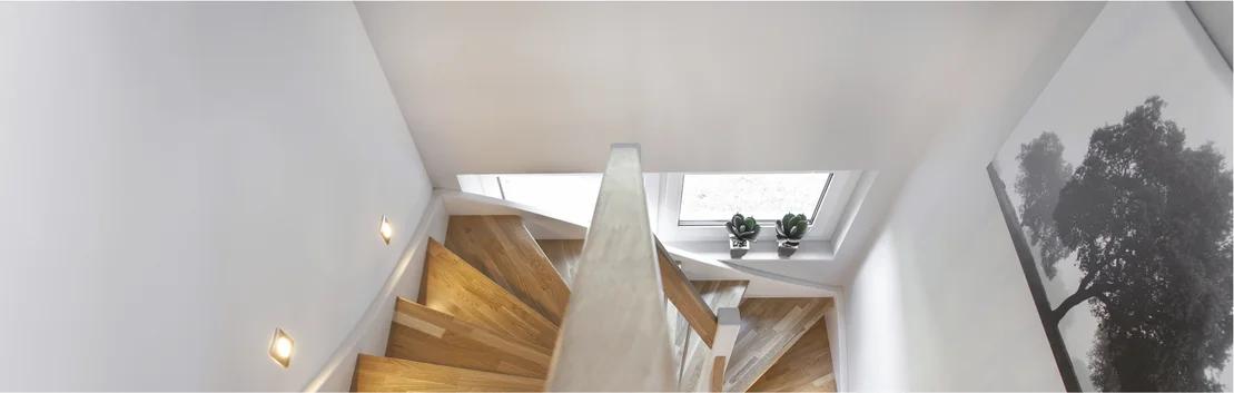 Escalier moderne en bois avec des murs blancs et un &eacute;clairage LED, id&eacute;al pour un am&eacute;nagement int&eacute;rieur &eacute;l&eacute;gant.