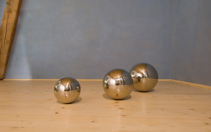 Image d'inspiration pour la conception avec de l'argile. Des accents ont été mis dans la pièce avec une nuance de bleu. Cela crée un magnifique contraste avec le matériau de construction en bois.