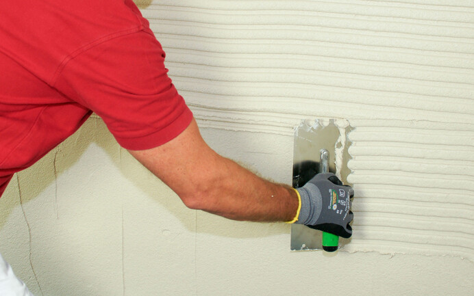 Appliquer l'enduit anti-moisissure 2 en 1 et (alternative : appliquer par-dessus l'enduit calcaire Kalkin blanc ou l'enduit calcaire lissé Kalkin W).