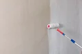 Streiche die Wand flächig mit der Universalgrundierung mit einer Farbwalze.