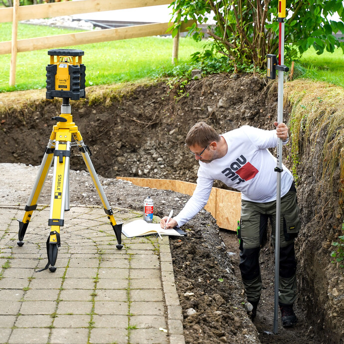 Notiere das Höhenprofil der Baugrube, um Unebenheiten gezielt ausgleichen zu können.
