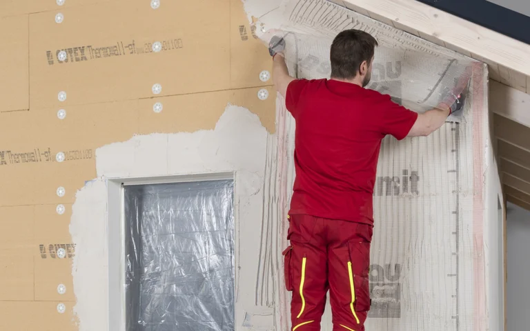 WDVS Armierungsspachtelung auf einer Holzfaserdämmung mit Klebe- und Armierungsmörtel