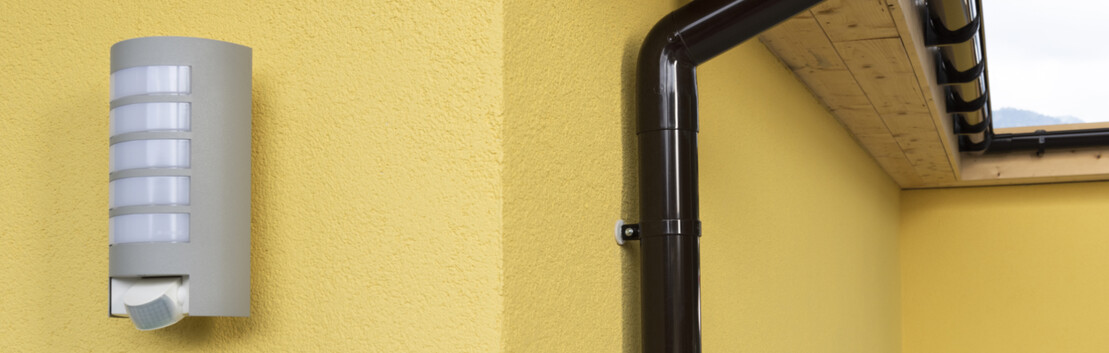 Lampen, Schilder, Fallrohre, Briefk&auml;sten sicher in W&auml;rmed&auml;mmung befestigen